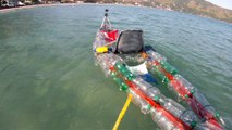 Reciclando garrafas de 2 litros PET em um belo caiaque, navengando na Baia do Flamengo, Ubatuba, Brasil