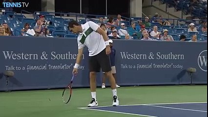 Un ramasseur de balles sans pitié avec un insecte