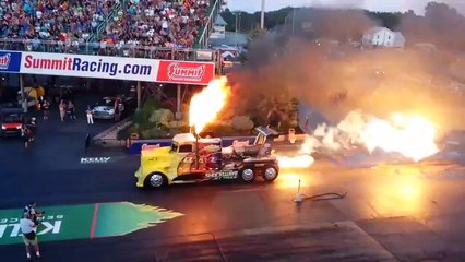 Un camion de 36 000 chevaux arrache le bitume au démarage