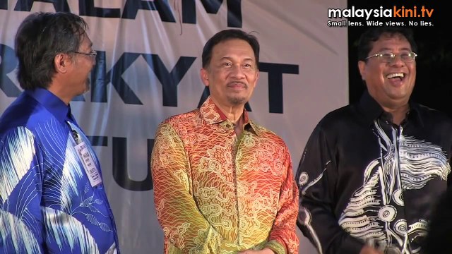 Anwar arrives ... to a blackout