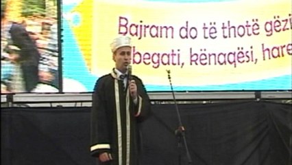 Kurban Bajrami, besimtarët muslimanë falen në shesh.mpg