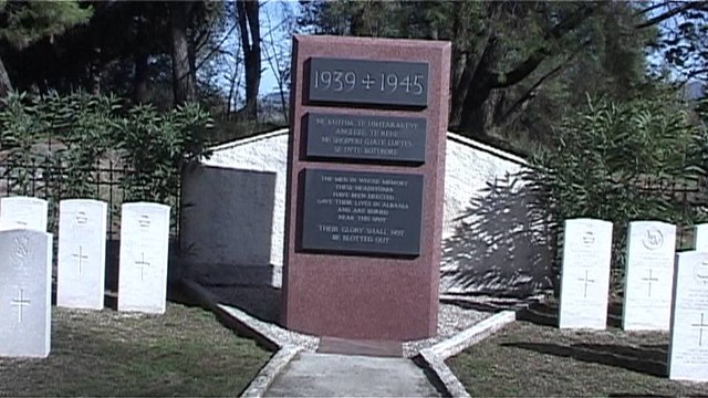 Tiranë, nderohen ushtarët e rënë gjatë Luftës së Dytë Botërore.mpg