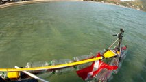 Reciclando garrafas de 2 litros PET em um belo caiaque, navengando na Baia do Flamengo, Ubatuba, Brasil