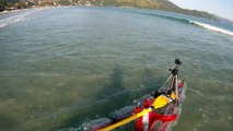 Reciclando garrafas de 2 litros PET em um belo caiaque, navengando na Baia do Flamengo, Ubatuba, Brasil