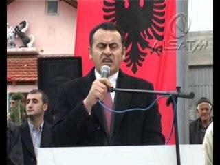 Kurora me lule pranë bustit të Mehmet Pashë Derallës