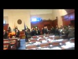 Video: Nxerrja me dhunë e deputetëve opozitarë nga salla e kuvendit