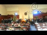 Video: Nxerrja me dhunë e deputetëve opozitarë nga salla e Kuvendit