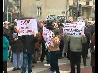 Opozita vazhdon protestat, bllokon udhëkryqet