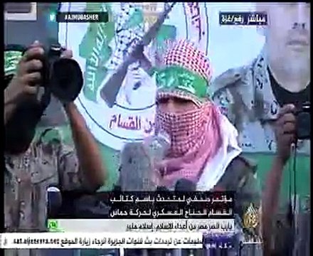 كتائب القسام تنظم عرضا عسكريا في رفح الفلسطينية بالقرب من الحدود المصرية