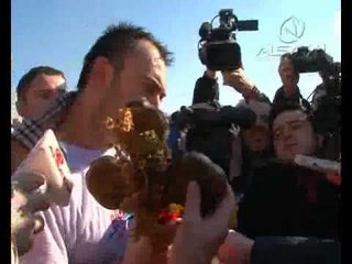 Besimtarët ortodoksë festojnë Ujin e bekuar