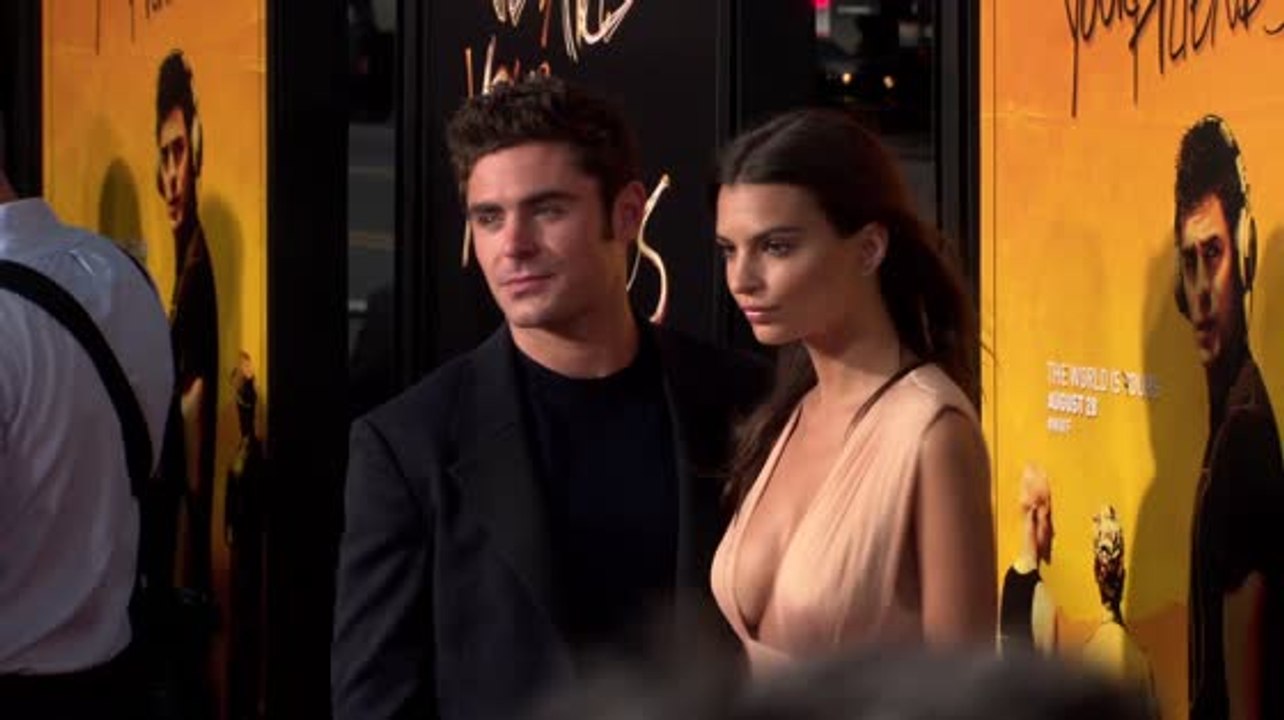 Zac Efron und Emily Ratajkowski stehen gemeinsam auf dem roten Teppich