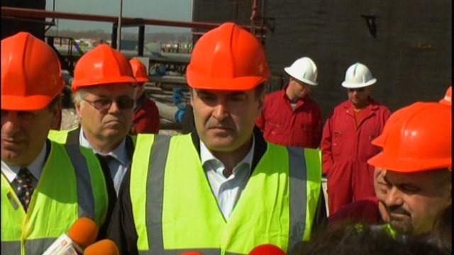 Ministri Haxhinasto inspekton puset e naftës në zonën e Patos-Marinzës