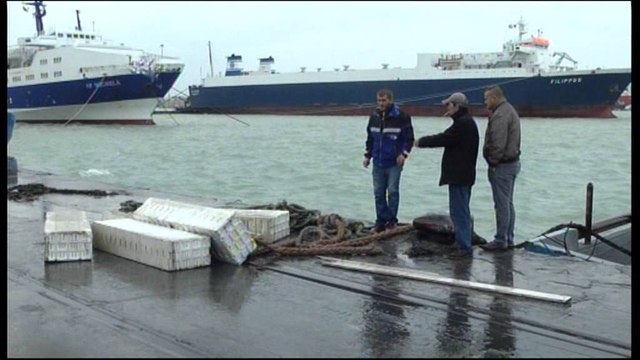 Durres, mbytet një anije në port