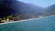 Reciclando garrafas de 2 litros PET em um belo caiaque, navengando na Baia do Flamengo, Ubatuba, Brasil