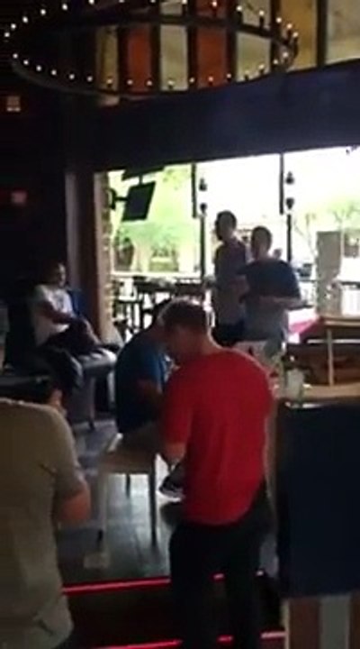 Un homme se met à jouer du Dr. Dre au piano dans un bar en Arizona