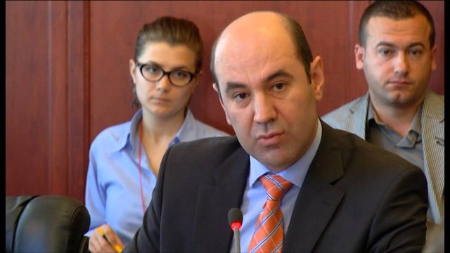 Përgjysmimi i taksave për makinat, Rrushaj: Do rriten arkëtimet. PS: Është politik