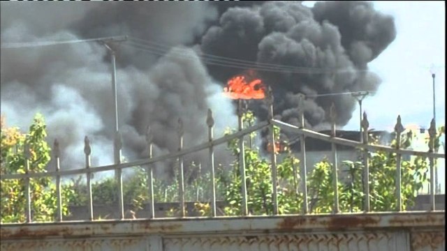 Zjarr masiv në Shijak, rrezikohen depozitat e naftës, evaukohen banorët