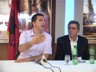 Lajme  - Vetëvendosje takim me qytetarë Gjakovë