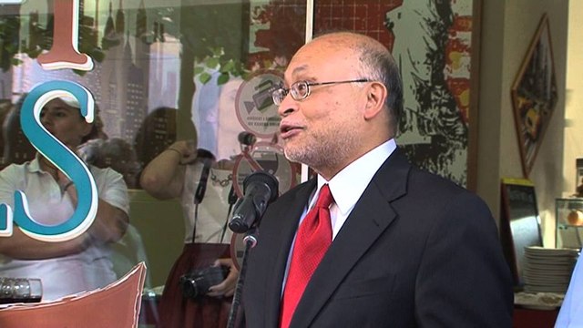 Hapet biznesi i parë social, i pranishëm dhe ambasadori i SHBA, Arvizu