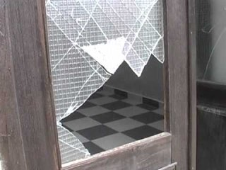 Shtëpia e Alfabetit, qeveria kompenson dëmet. Ish UÇK-ja mbron Shtëpinë e Alfabetit