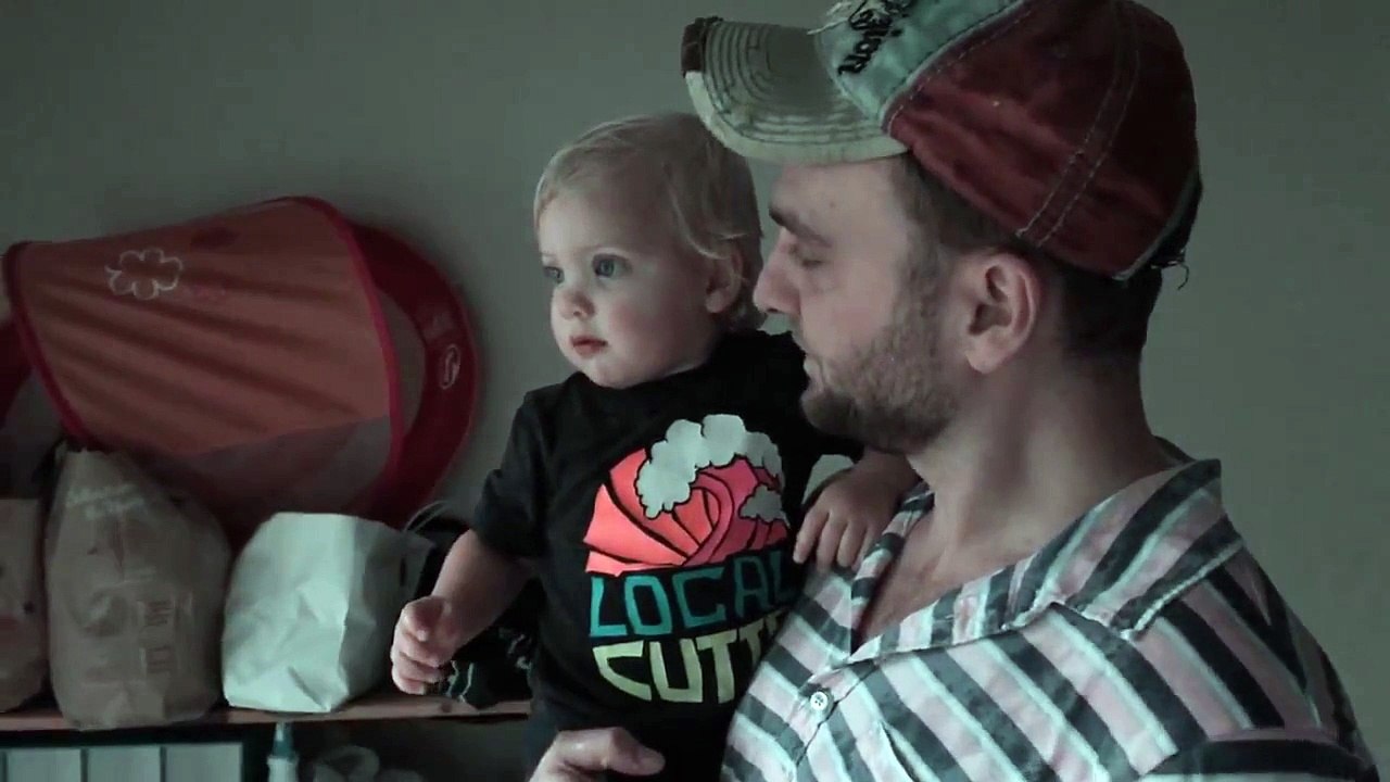 Garotinha tem reação emocionante ao tomar seu primeiro banho de chuva