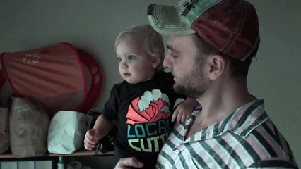 Garotinha tem reação emocionante ao tomar seu primeiro banho de chuva