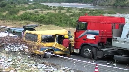 Aksident i rëndë në Elbasan-Librazhd, furgoni përplaset me maunën, 4 të vdekur