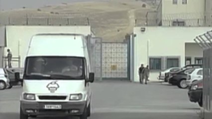 Gjyshja ndihmon të arratisurit shqiptarë, ofron ushqim dhe u tregon udhën