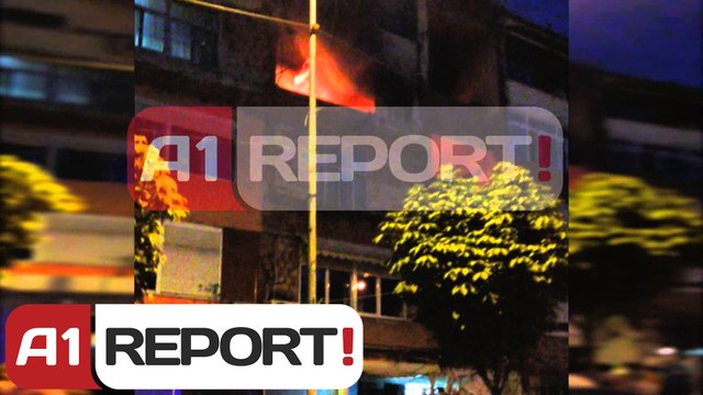 Tiranë, vonojnë zjarrfikëset, një person hidhet nga kati i katërt