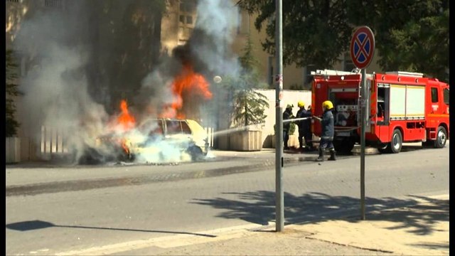 Tiranë, merr flakë një automjet përpara Kryeministrisë