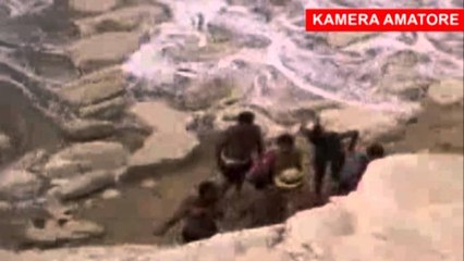 Largohen pas 3 orësh pushuesit e plazhit të pasqyrave. Forcat përdorën litarë për largimin e tyre