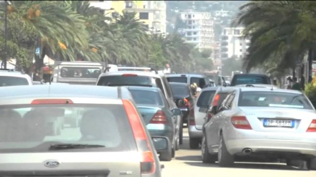 Rritet numri i pushuesve, trafik i rënduar në hyrje të Vlorës