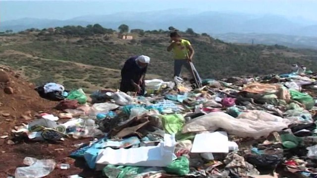 Fati i varur nga stogjet e plehrave. 77 vjeçarja gërmon çdo ditë