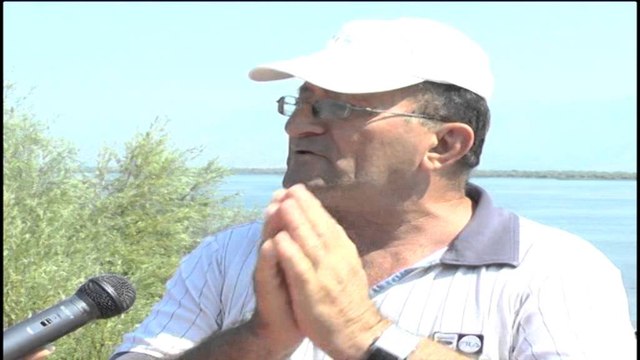 Anija e luftës së dytë botërore. Del në brigjet e liqenit të Shkodrës