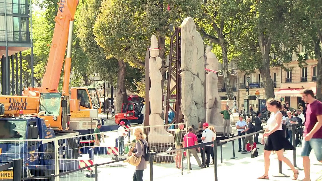 Deux colosses de l'Egypte antique devant l'Institut du monde arabe à Paris
