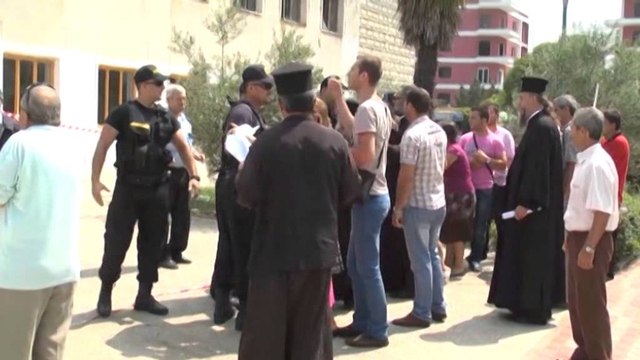 Përmet, përplasje mes besimtarëve dhe policisë, merrët me forcë Pallati i kulturës nga besimtarët