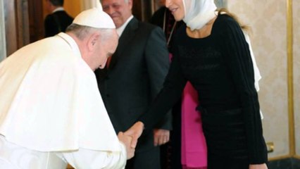Papa Francesku ka thyer protokollin. Përkulet para mbretëreshës së Jordanisë