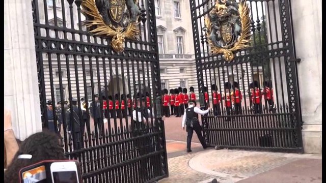 Dëmtohet gardhi i Buckingham Palace ?! Policia arreston dy persoan të dyshuar