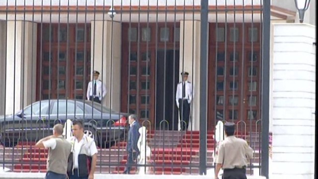 Kryeministri Berisha paraqet sot dorëheqjen. Akti para mbledhjes së grupit parlamentar demokrat