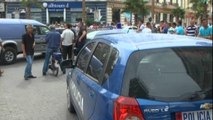 Durrës, një 60-vjeçar kërcënon se do të hidhet nga pallati