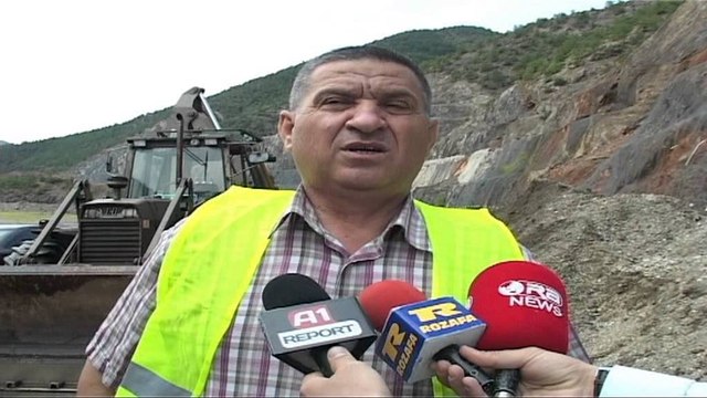 Probleme në rrugën e Kombit, inertet zaptojnë rrugën përgjatë autostradës