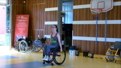 Wheelchair Zumba® fitness. Zumba® fitness na vozíku. Warm-up. Toulavá