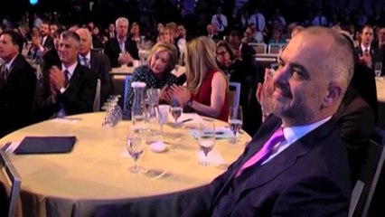 Klinton ben bashke Nishanin me Ramen