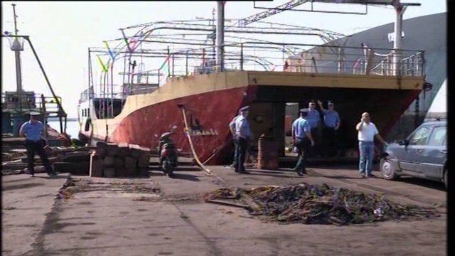 Skandali me anijet e skrapit në Durrës,në pranga pronari i anijes dhe rimorkiatorit