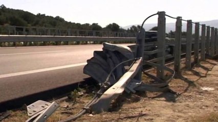 Autostrada Vlorë-Fier: Skrapistët shkulin të gjitha trafikndarëset