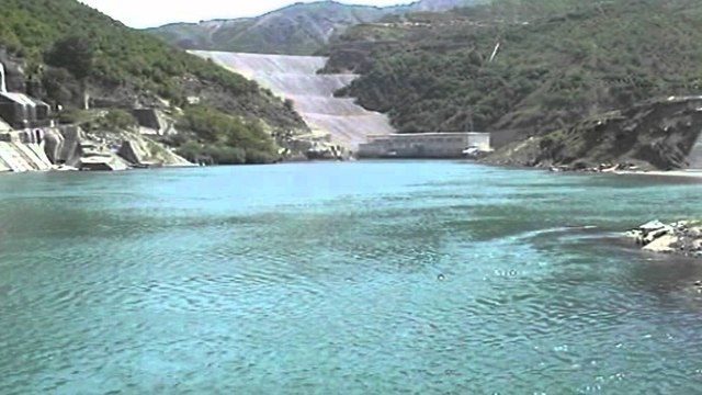 Kohë të vështira për HEC-et mbi Drin, bie niveli në liqenin e Fierzës, shpresat te reshjet
