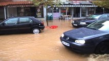 Shiu sjell përmbytje në Lezhë, banorët izolohen në pallate, probleme në rrugë