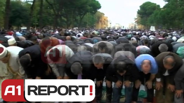 A1 Report-Festohet Kurban Bajrami, falja në shi në bulevardin e Tiranës