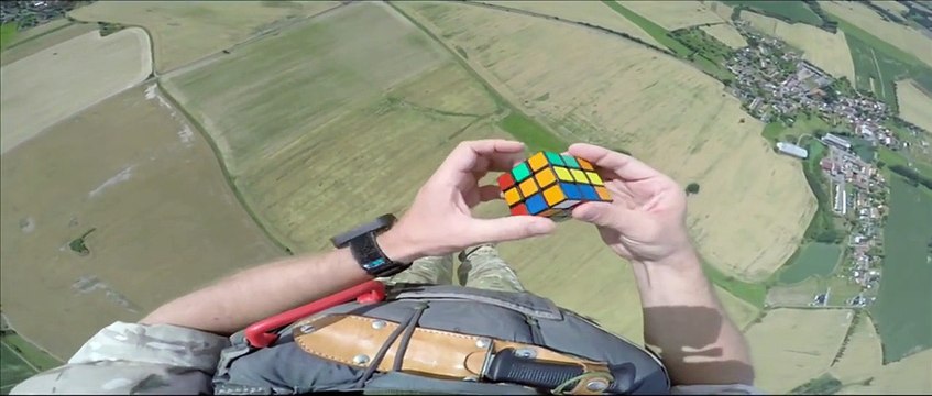 Faire un saut en parachute en réalisant un Rubik's Cube