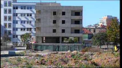 Shpërthen eksplozivi, godina qëndron e fortë në "këmbë" - Video e plotë